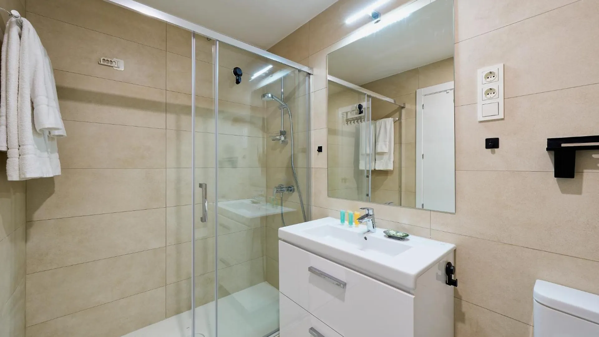 מאלגה Sky Tower By Lovely Rentals 0*,